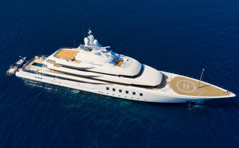 Superyacht Madsummer at sea